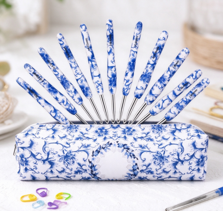 Blue-and-White Porcelain Patterned Crochet Hook Set – Traditional Chinese-Style Design with Matching Storage Case - Image 2