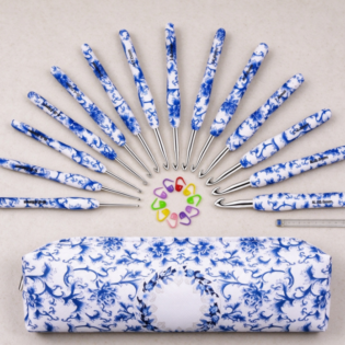 Blue-and-White Porcelain Patterned Crochet Hook Set – Traditional Chinese-Style Design with Matching Storage Case