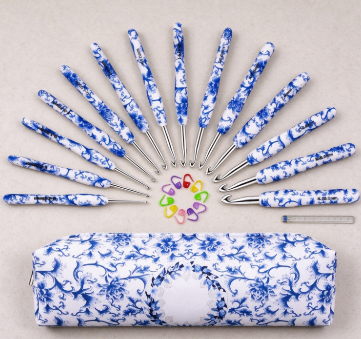 Blue-and-White Porcelain Patterned Crochet Hook Set – Traditional Chinese-Style Design with Matching Storage Case
